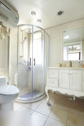 换个角度看整个主卫，淋浴房 的外边框也做成了白色，融入整个白色空间