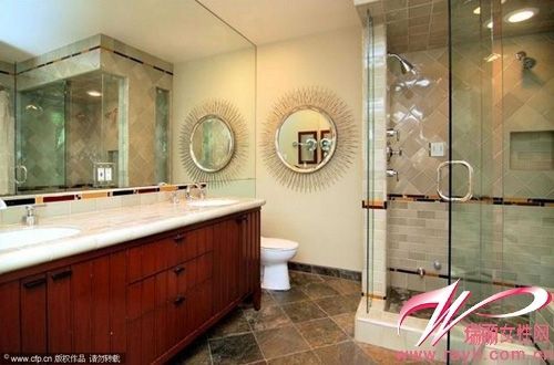浴室风格各异，这间是简欧风格