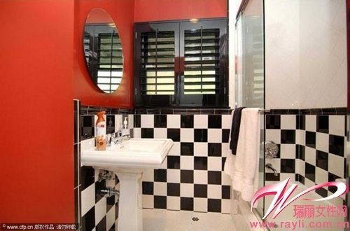 这间则是棋盘格加大红色大造出来的炫丽波普风浴室