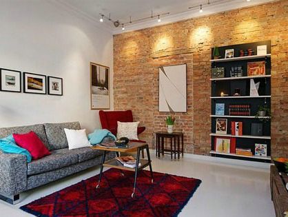 起居室整体色彩干净清爽，浅色的背景墙和沙发让空间基调利落明快，而与之相对比的红色地毯则让空间现代感更强