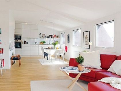 红色的沙发是空间的一抹亮色，让整个空间显得更为精神，有一种惊艳之美