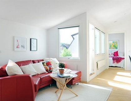 客厅以白色为主调，搭配一款红色的沙发又是如此经典