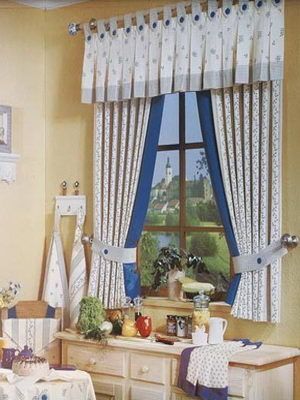 横条纹图案的窗帘让狭长的房间变短