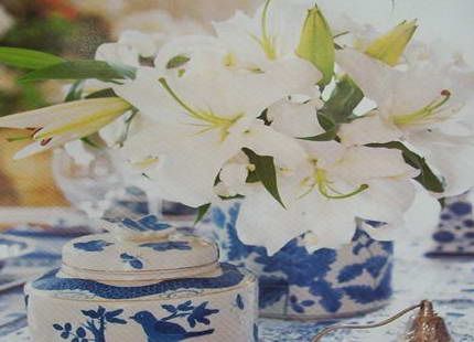 生活的惊喜在于创造，图中的青花茶叶罐也能当作花器来使用，真是有一番别样韵味啊