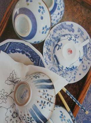 手绘青花碗搭配木托盘，不但实用好看，也继承了中国瓷器的绚丽篇章，漂亮的餐具让备餐也能变成乐趣