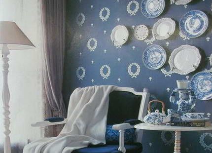 休息区真个青白两色的调子显得相当幽静高贵，深蓝色壁纸衬托出古典气质，点缀几处纯白，将精制和素雅演绎到了极致