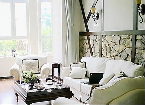 客厅采光不错，选用了奶白色的沙发，非常温馨