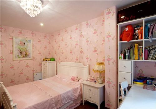儿童房以粉红色为主，力图表现出梦幻与甜美。粉红色的娃娃墙纸，充满了纯真童趣，使宝宝在一个活泼自由的环境里健康成长