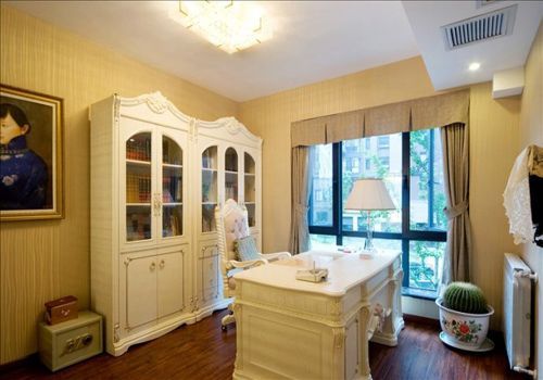 二楼书房的书柜与书桌依旧为纯白色的欧式家具，样式简单的灰色窗帘回归质朴
