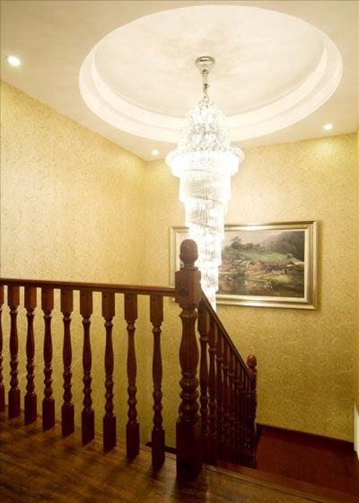 通往二楼的楼梯木材质地均匀，色泽柔和，纹理清晰，结构样式简洁有致，线条顺畅