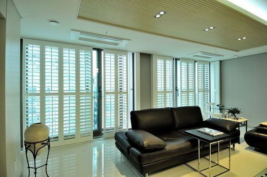 木质百叶窗的利用，能更好的进行采光，给室内和室外搭起一条友谊的桥梁