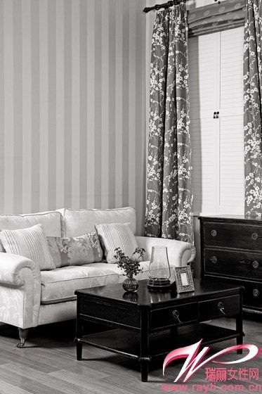 灰白条纹壁纸营造静谧的客厅氛围