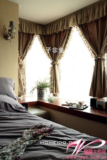 带花边的咖啡色窗帘烘托出卧室的轻复古的氛围