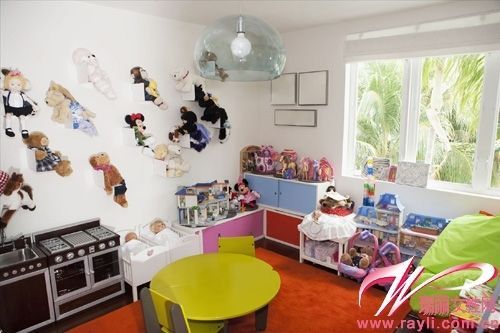 L型搁板让每个玩具都找到“座位”，从此墙面变成玩具们的家