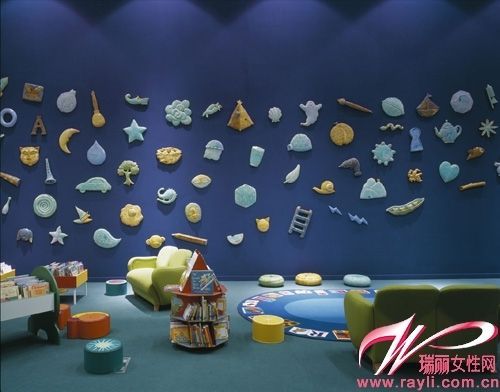 梦幻的深蓝色墙面让孩子感觉仿佛置身太空或海底