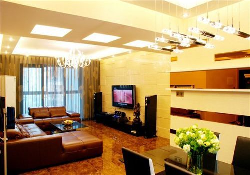 客厅设计遵循沉稳而华丽的设计主旨，颜色瑰丽丰采，整个空间呈现出高贵高档的生活氛围