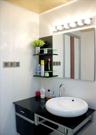 样式简洁的黑色洗手台与象牙白陶瓷洗手盆，犹如棋盘上光滑细腻的黑白棋子，气质优雅