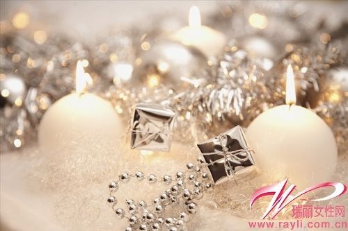 白色的球型蜡烛为白色的圣诞节带来了暖意，圆润可爱的造型让人联想到雪球
