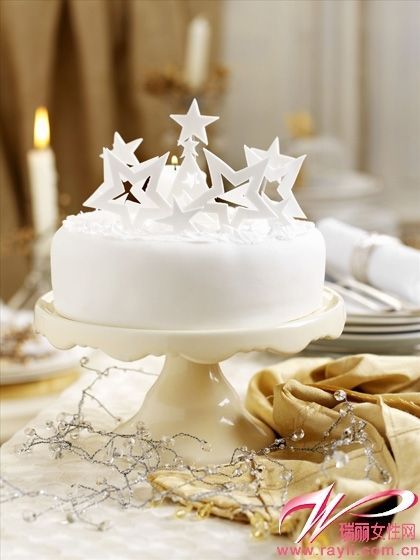 白色的圣诞蛋糕像是被白雪所覆盖，就算不下雪也很有白色圣诞节的气氛