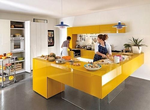 充满阳光活力的明黄色烤漆板橱柜，让烹饪的厨房显得明亮光鲜，从墙面延伸的立体S形橱柜充分利用了各个转角，将柜体和台面的实用面积最大化