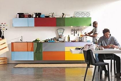 彩虹般多姿多彩的烤漆板组合出绚丽的心情，在不同色彩、不同长短柜体上显示了不同收纳格的分区，让收纳显得更加简单