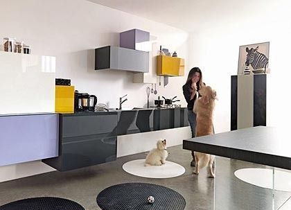 时尚大气的黑色、白色、紫色，结合出更收女性喜爱的简洁优雅，点缀一些明黄色的柜体，起到画龙点睛的效果，让厨房的色调更加明亮温馨