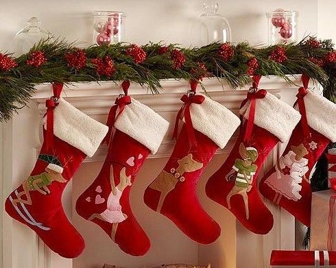 过圣诞节，挂红色的长袜子是一个传统