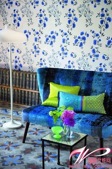 孔雀蓝绒面沙发座椅搭配蓝色小花壁纸