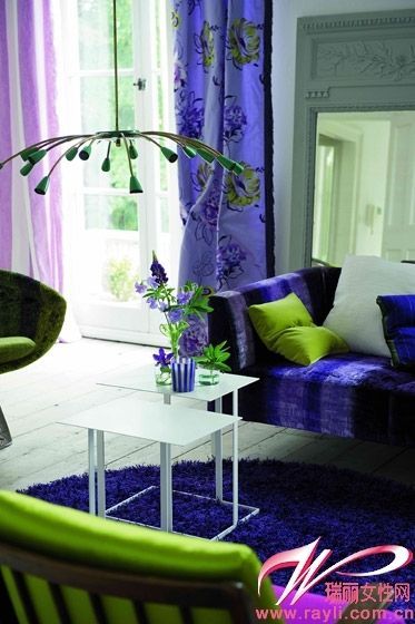 孔雀蓝地毯、沙发以及窗帘，纯色、条纹以及加入花朵元素都很出彩