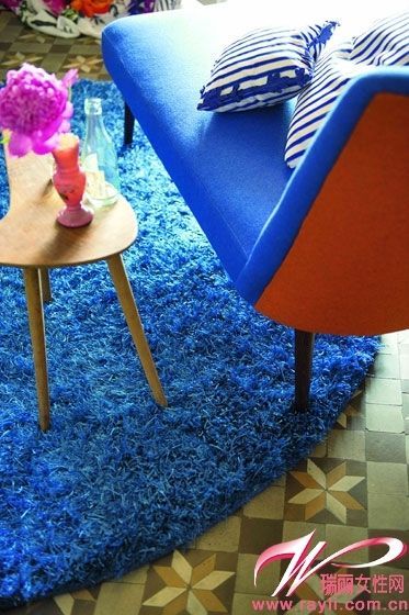 长绒蓝色地毯以及蓝色绒面座椅都有提亮空间的效果