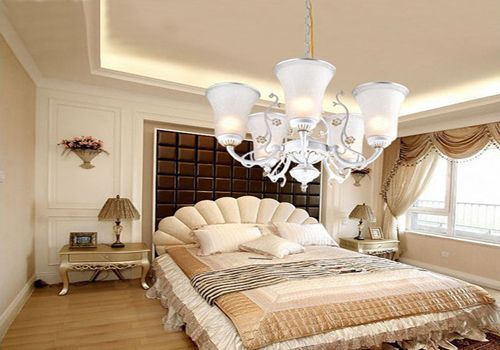 卧室是用来睡觉的地方，因此，采用的灯光应该尽量柔和、温暖，营造放松的氛围。总的光源应该是从天花板来，但也可以根据需求来加一些辅助光源