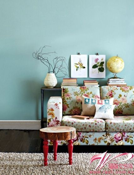 印有大朵玫瑰的沙发让整体家居设计风格一目了然