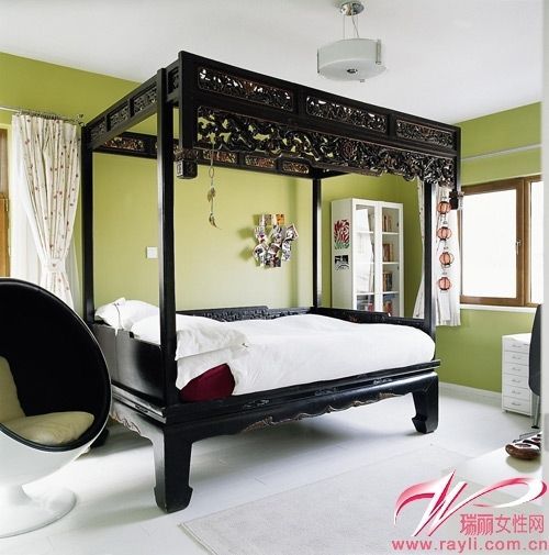 镂空黑木的中式床硬朗又具有中式风格。