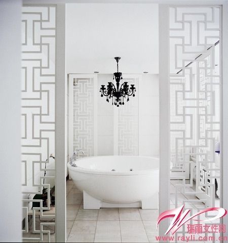 设计师运用回字文屏风设计出具有中式感的浴室