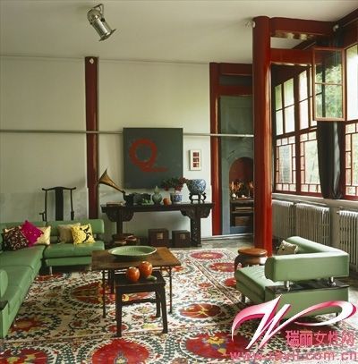 古典中式空间里的现代沙发