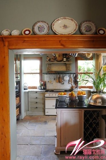 厨房门框上的vintage盘子装饰奠定了空间的怀旧风格的基调