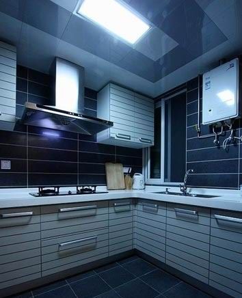 厨房用黑色的瓷砖和白色的橱柜搭配，让空间显得时尚而有耐脏