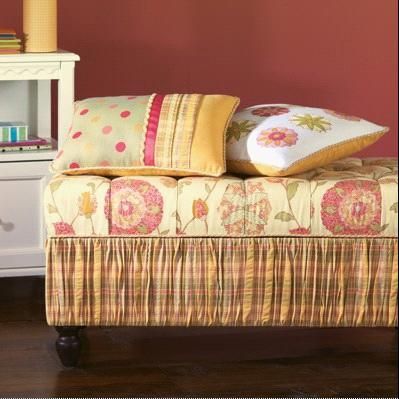 给小公主的卧室增添一个优雅的收纳床尾凳，柔软的椅面用艳丽的碎花装点，下半部分是可爱自然的条纹泡泡纱，不仅透气舒适，还带着甜美的感觉