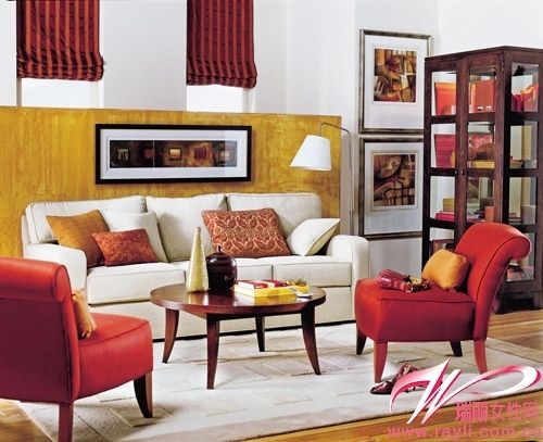 给沙发区加入红色单人沙发，延伸温暖感。