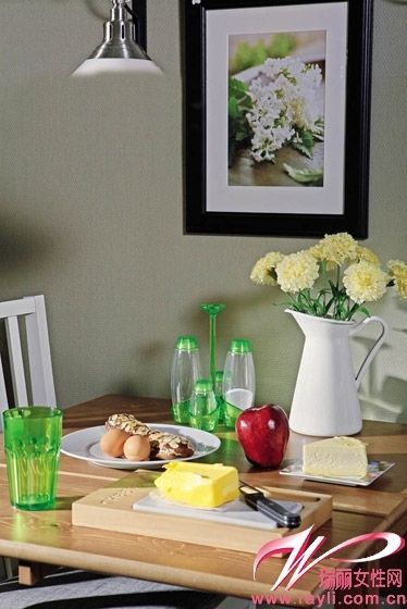 木质餐桌椅以及绿白色调成就餐桌清新自然风