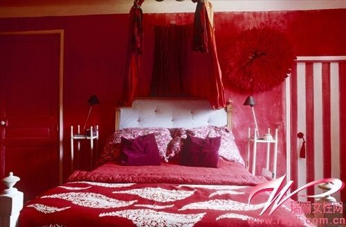 白色花纹点缀在红色掉的复古卧室里为空间带来活力