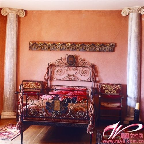 白色罗马柱赋予了粉色卧室复古的格调，与铁艺床和装饰融为一体