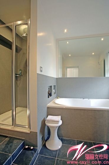 黑白灰构成了一个富有现代感的浴室