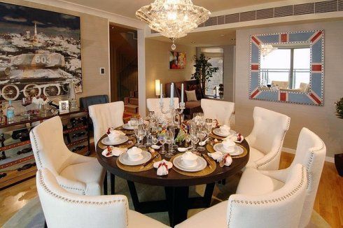 三层公寓的餐厅可以观赏大潭湾景色。二楼餐厅和厨房内的用具是由一家意大利厂商制作的