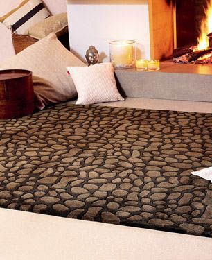 赭褐色羊毛材质平绒地毯，鹅卵石效果，表面设计成一块块的鹅卵石形状，相对其他浅色地毯比较耐脏
