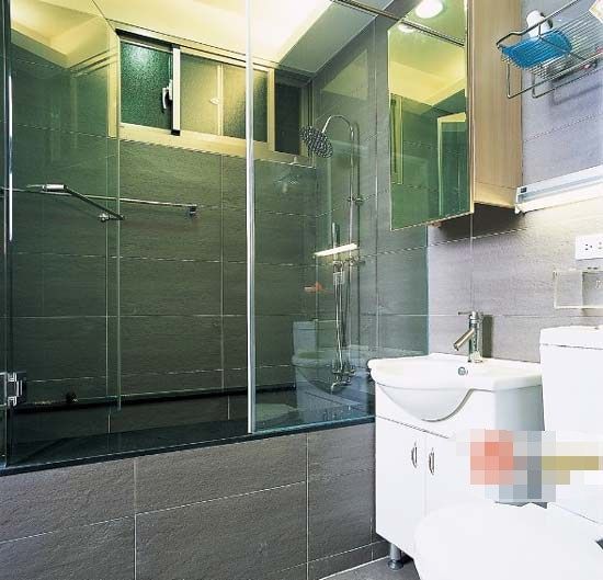 在浴室用玻璃或塑料隔间，做出干湿分离