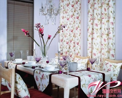 同花色的窗帘、桌布、靠包营造的春天感更为完整