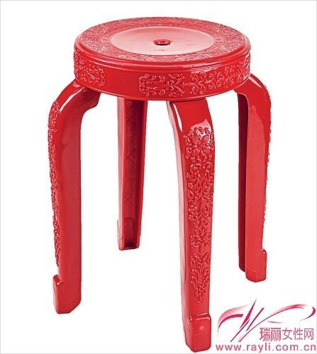 Kitsch Kitchen 红色雕花坐凳