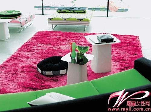 珊瑚红的地毯搭配橄榄绿的沙发成就红绿撞色客厅空间