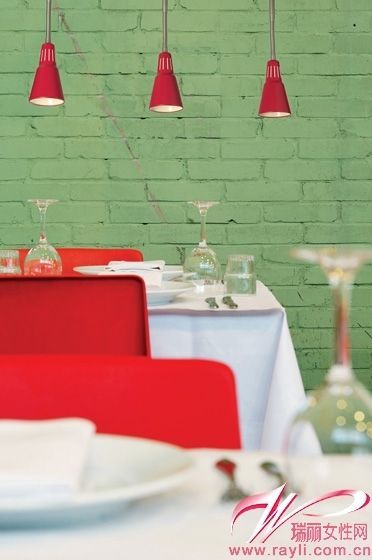 红绿撞色餐厅布置